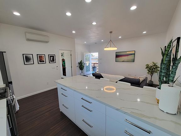 4th image of 3244 Cabrillo Mesa Dr