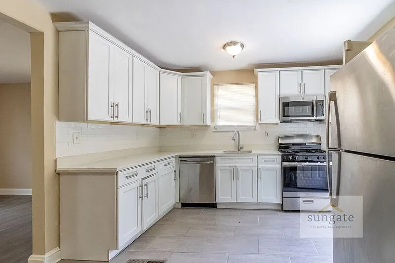 4 bed, 2.0 bath, 1386 sqft, $2,400 — Photo 2