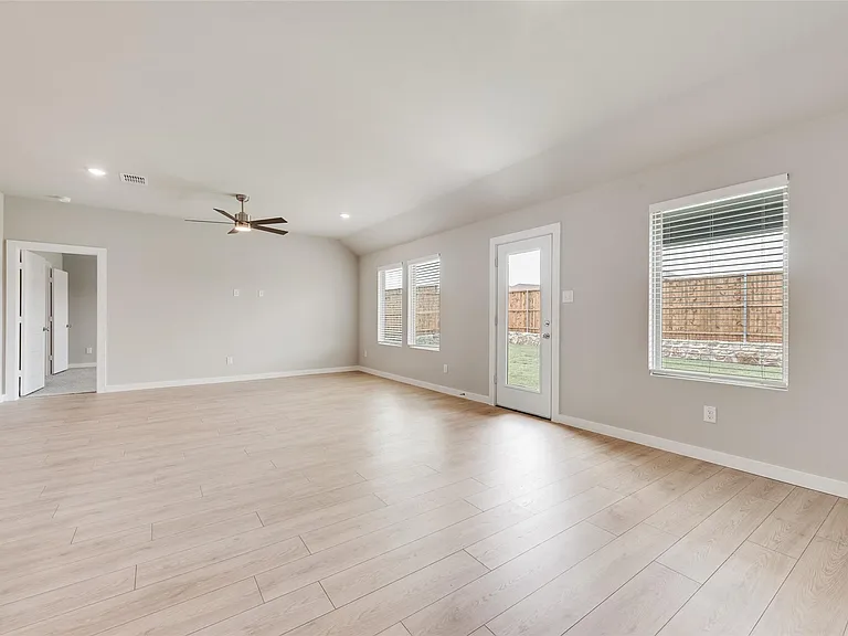 704 Summerberry Dr — Photo 8