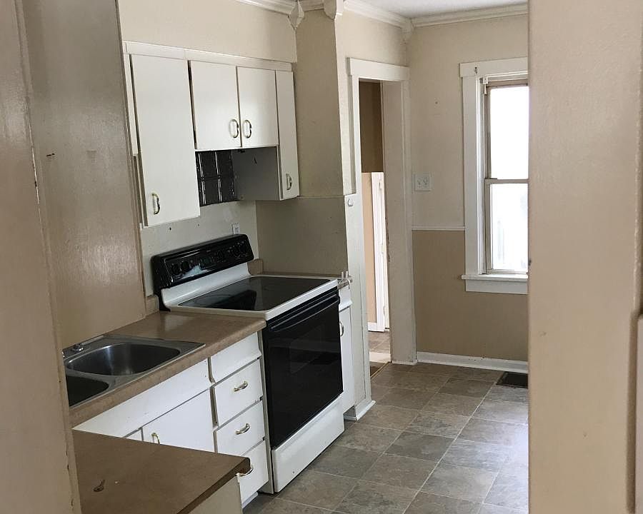2nd image of 687 N Virginia Ave