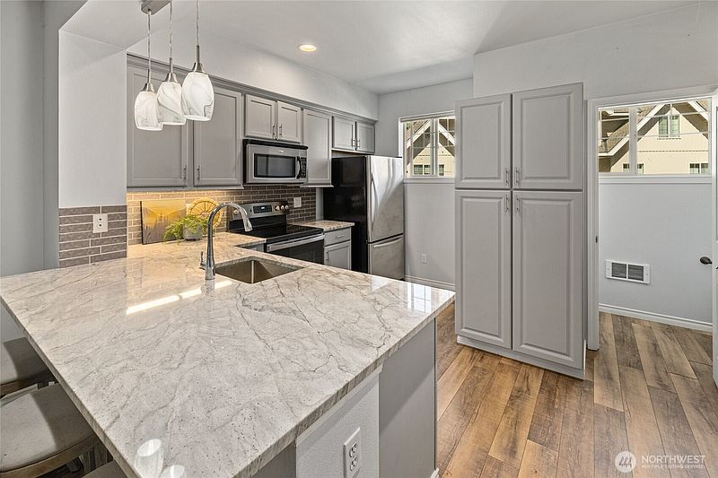 5th image of 215 Sagebrook Lane