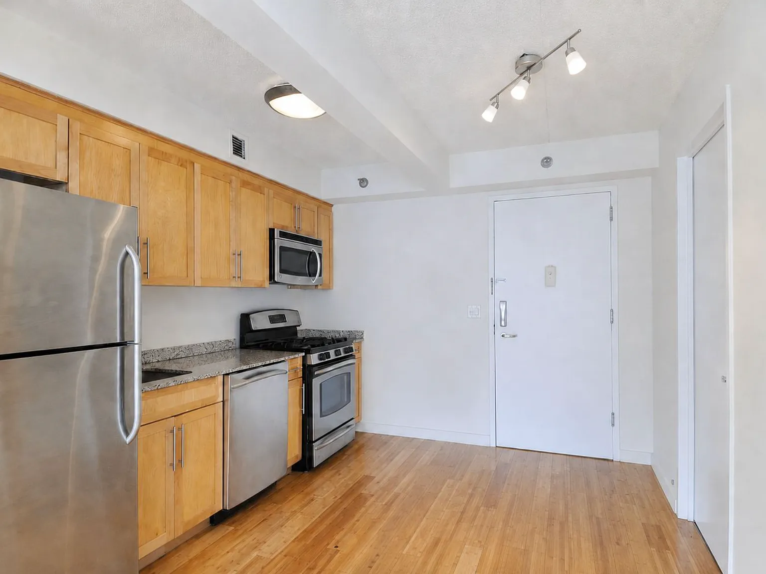 516 W 47th St — Photo 2
