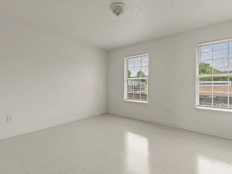 10439 Hillpark Dr — Photo 8