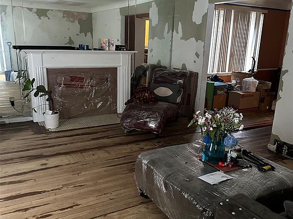 4th image of 15370 Heyden St