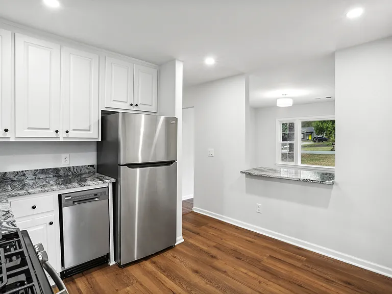 627 Scott Cir — Photo 11