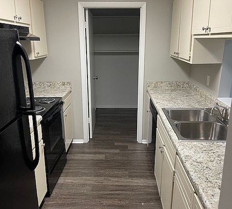 5th image of 105 Villa North Ct