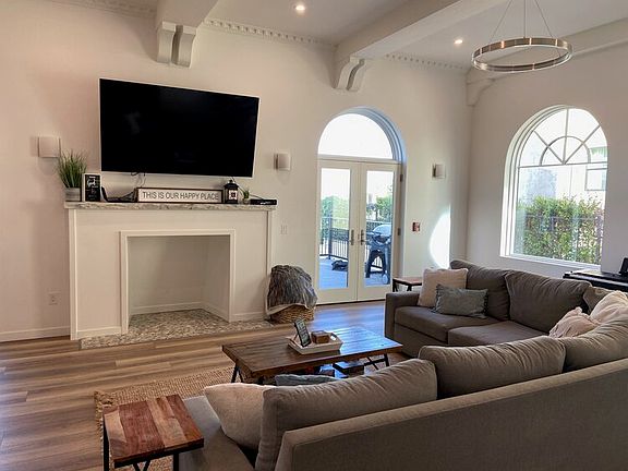 3rd image of 626 Landfair Ave #13