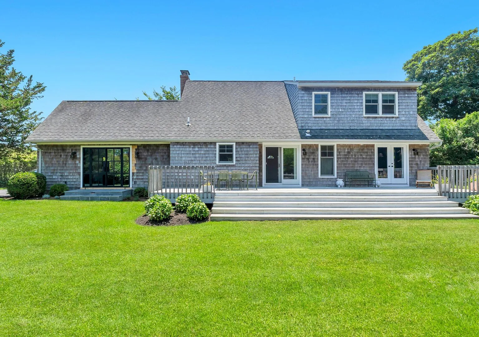 Updated 3 BR Water Mill retreat with a pool & expansive grounds — Photo 4
