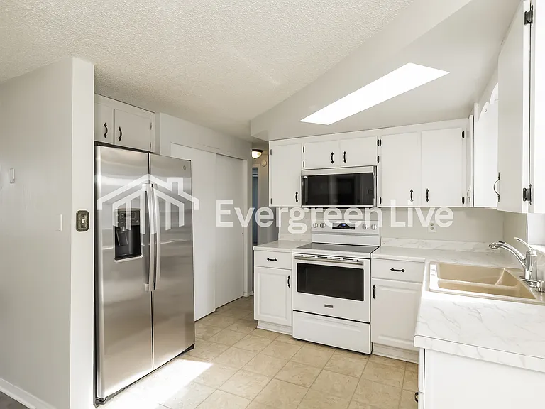 1146 Classic Dr — Photo 6