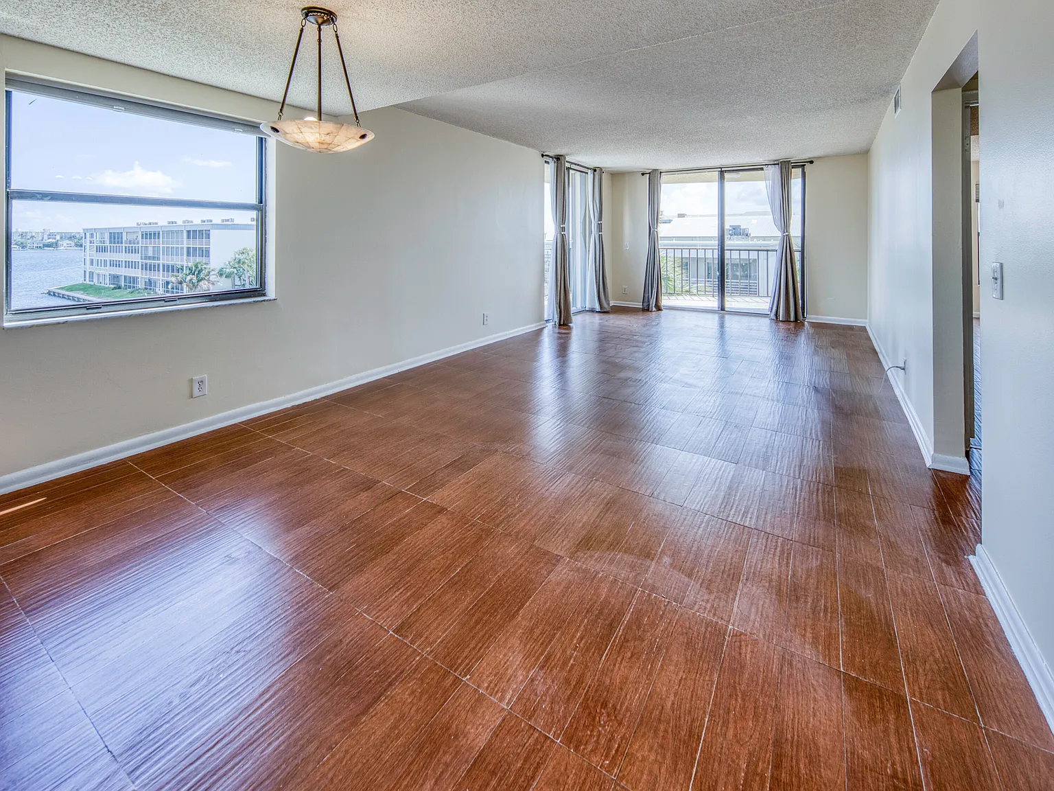 2 bed, 2.0 bath, 1029 sqft, $2,500 — Photo 2