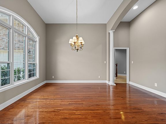 5th image of 100 Moss Creek Ct