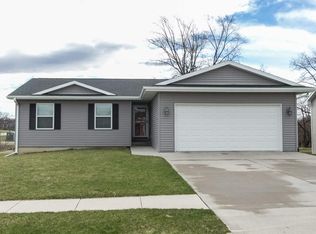 813 River Bend Dr NE, Cascade, IA 52033