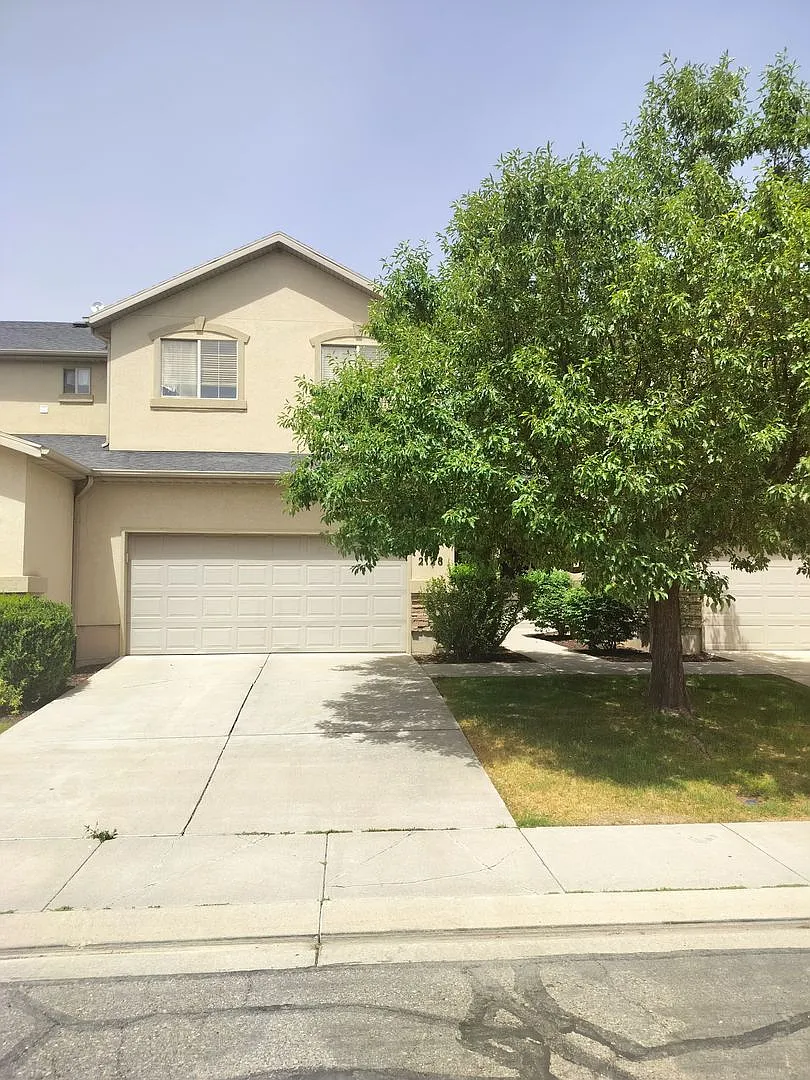 Modern 3 Bed 2.5 Bath Lehi Townhome Near Thanksgiving Point | 2-Car Garage — Photo 2