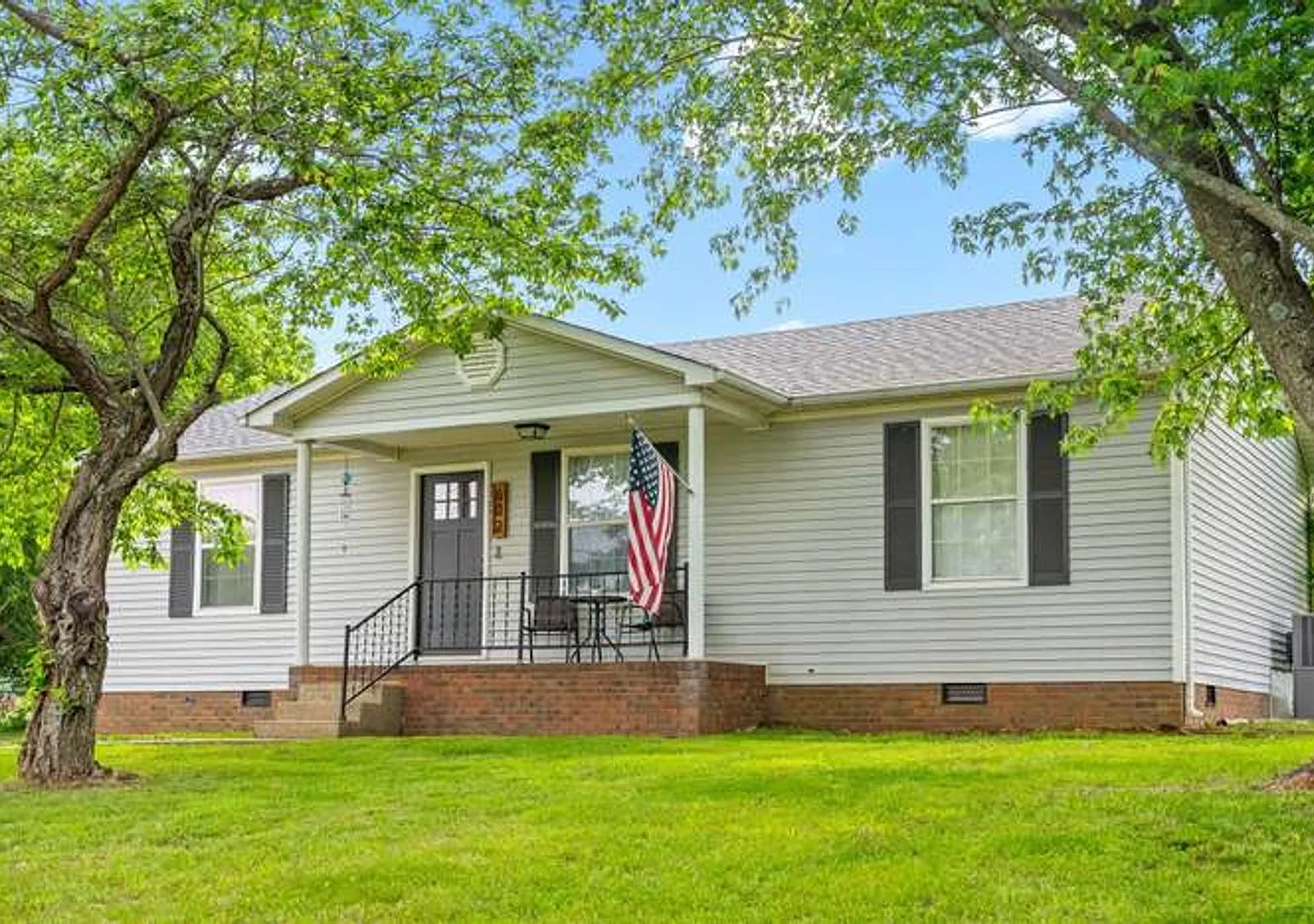 Welcome Home to 602 Artic Ave. — Photo 1