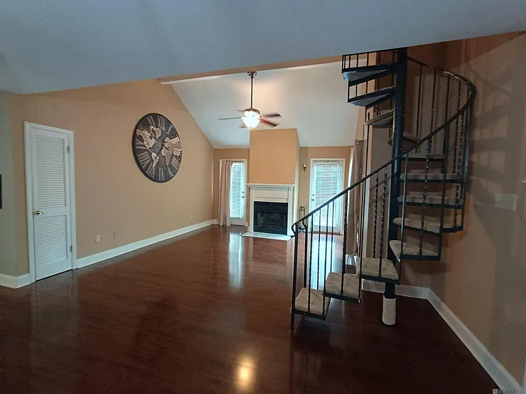 8500 Bluebonnet Blvd #24 — Photo 2