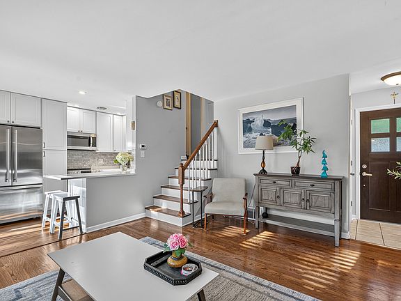 4th image of 450 N Addison Rd