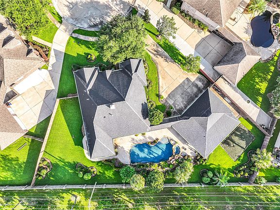 2nd image of 906 High Ridge Cir