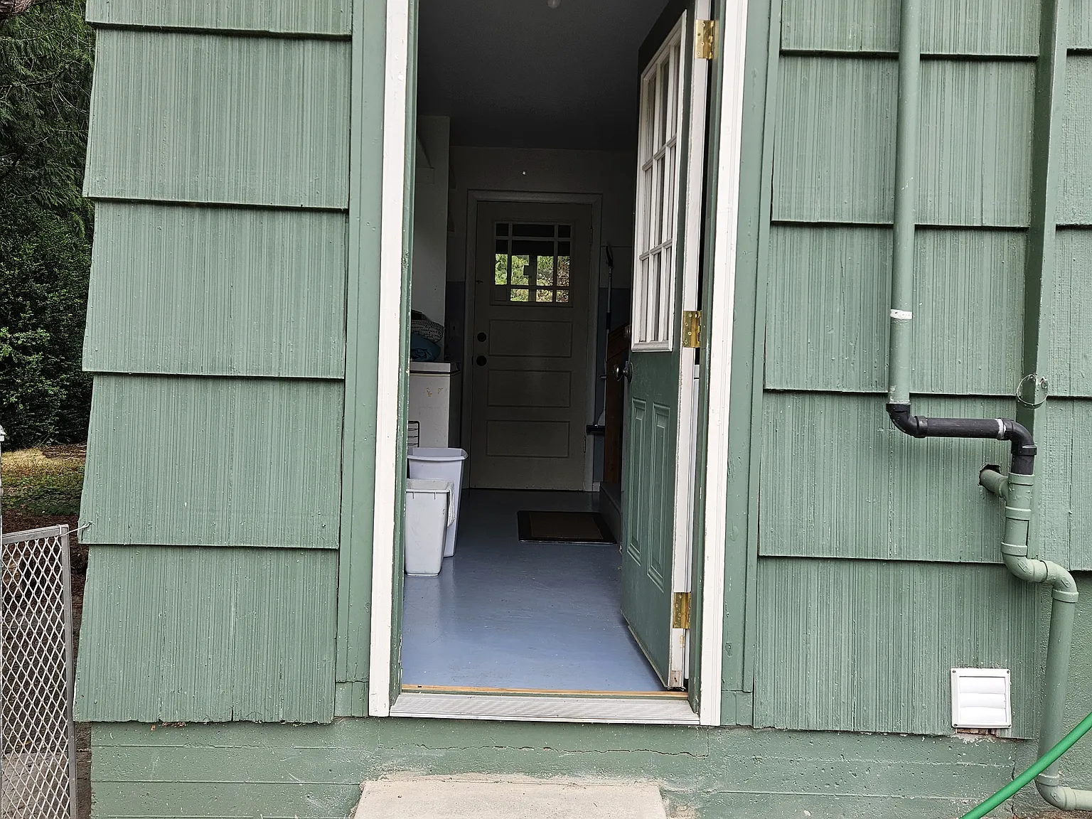 $950 Compact studio apartment, furnished, private home - Fairview — Photo 2