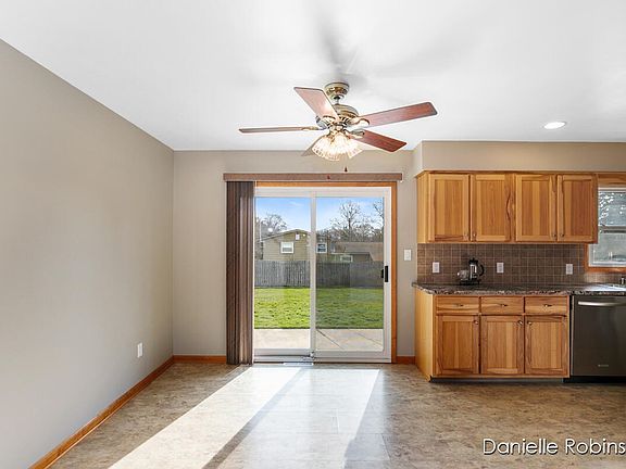4th image of 2660 Lincoln Ave NW