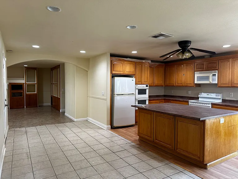 7860 Summerplace Dr — Photo 4