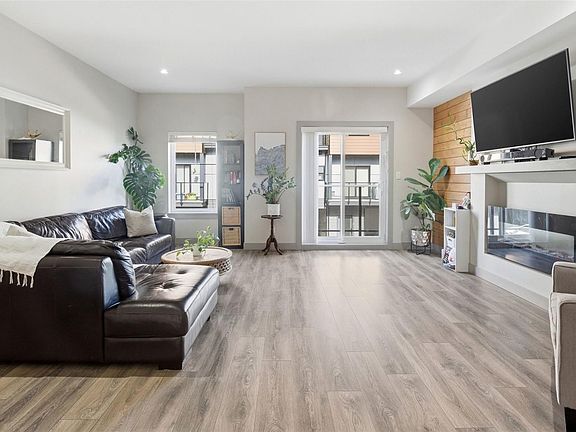 5th image of 687 Strandlund Ave #103