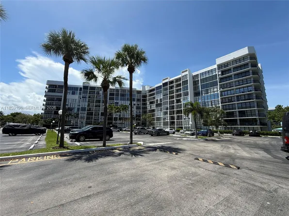 800 Parkview Dr APT 405, Hallandale, FL 33009