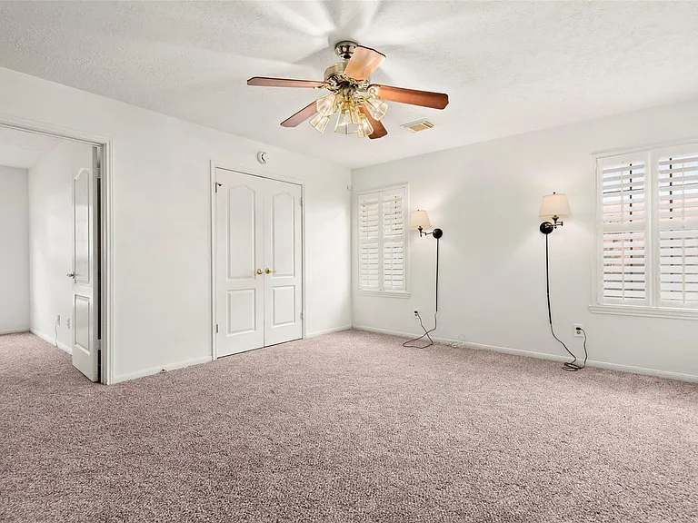 2415 Parkwood Ln — Photo 24