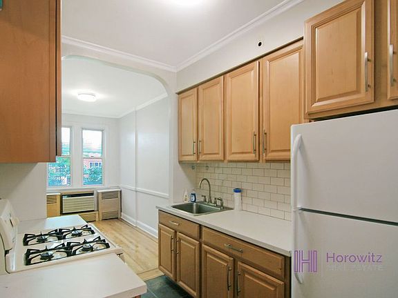 2nd image of 3317 Crescent St APT 3