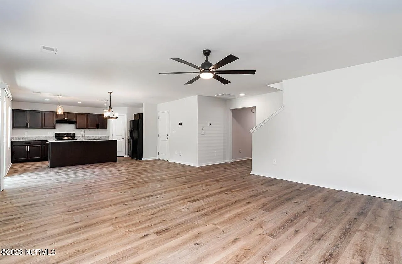 4 bed, 2.5 bath, 2433 sqft, $2,400 — Photo 3
