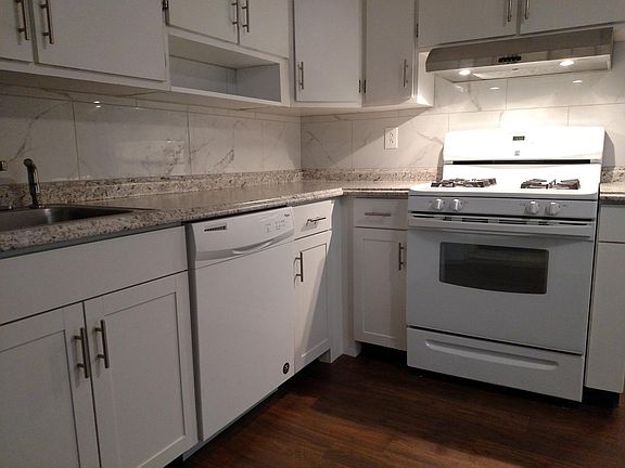 Gas stove/dishwasher/garbage disposal.