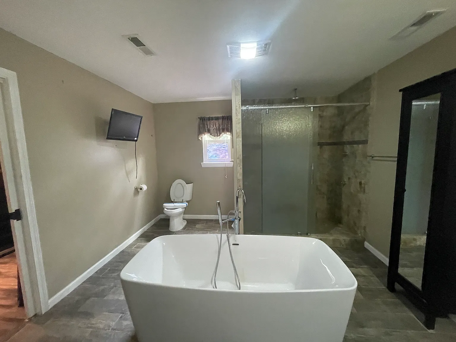 2 bed, 965 sqft, $1,900 — Photo 2