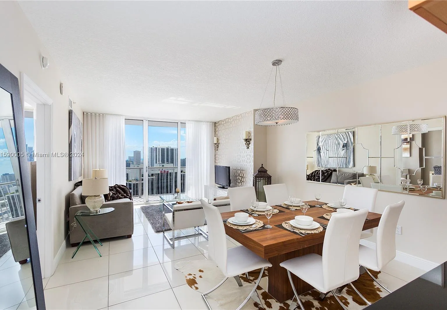 Opera Tower Condo — Photo 3