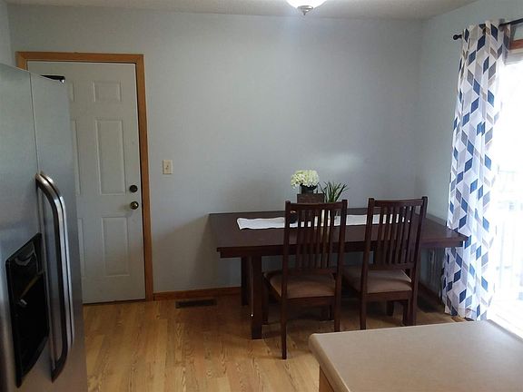 4th image of 16 Camelot Ln