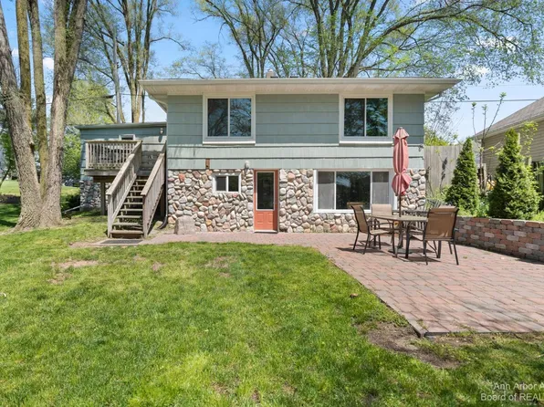 11101 Silver Dr, Whitmore Lake, MI 48189
