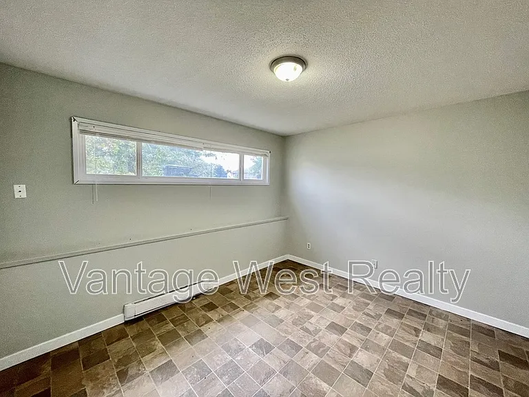 404 Hein Rd — Photo 15