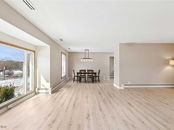3rd image of 483 Parkside Dr
