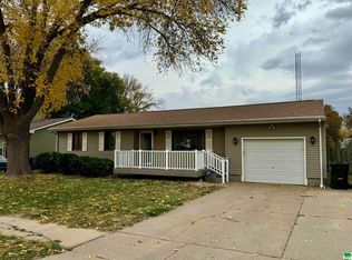 808 Apache Dr, South Sioux City, NE 68776