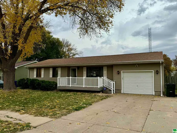 808 Apache Dr, South Sioux City, NE 68776