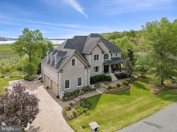 18495 Running Pine Ct, Triangle, VA 22172