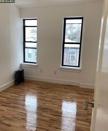 2nd image of 944 42nd St APT C7