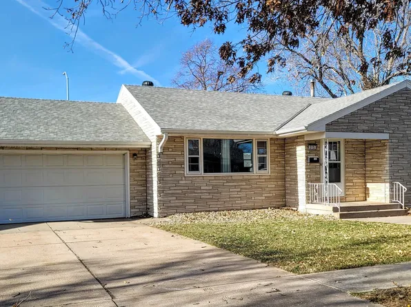 315 Sunset Dr, Hastings, NE 68901