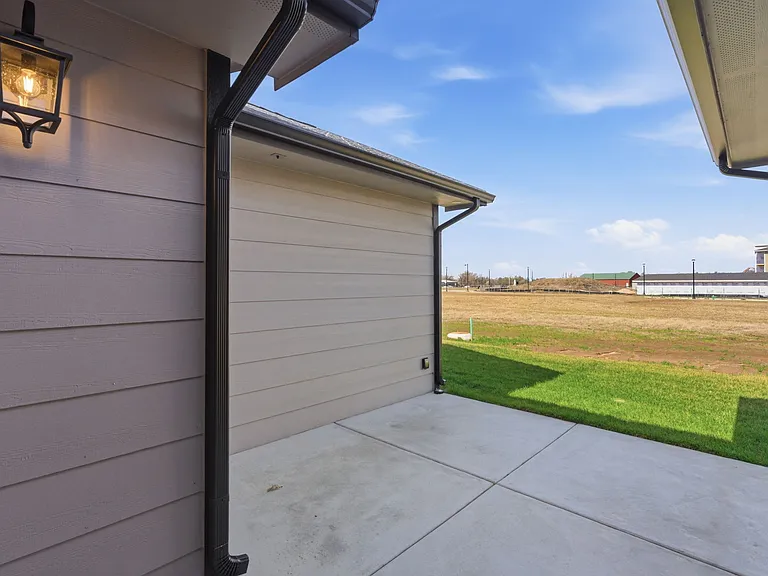 2134 E Beaumont St — Photo 37