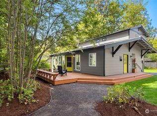 881 Park Ave NE, Bainbridge Island, WA 98110