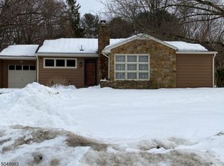 911 Maple Dr, Stewartsville, NJ 08886