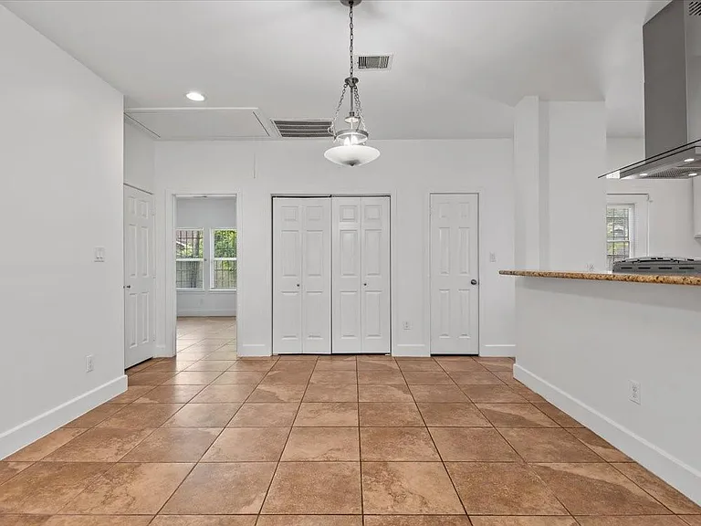 2514 Bennington St — Photo 12
