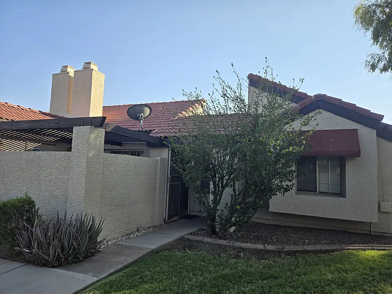 915 S Lola Ln — Photo 1