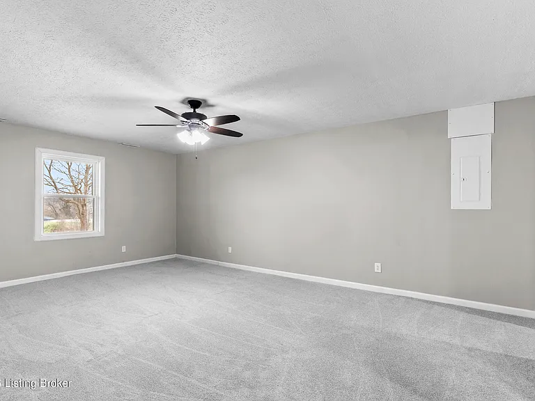 58 Riverside Ln — Photo 32
