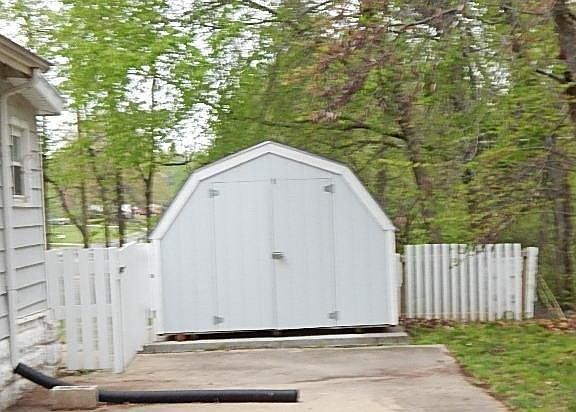 5th image of 613 W 4th Ave