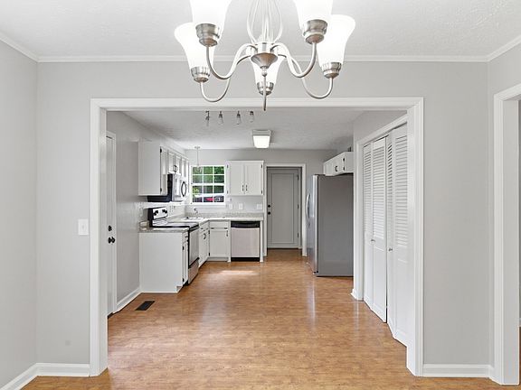 5th image of 200 Barrington Ct