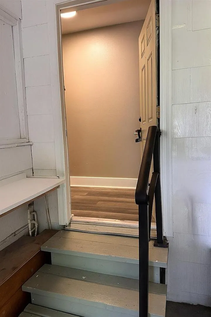 829 NE 3rd St - B — Photo 2